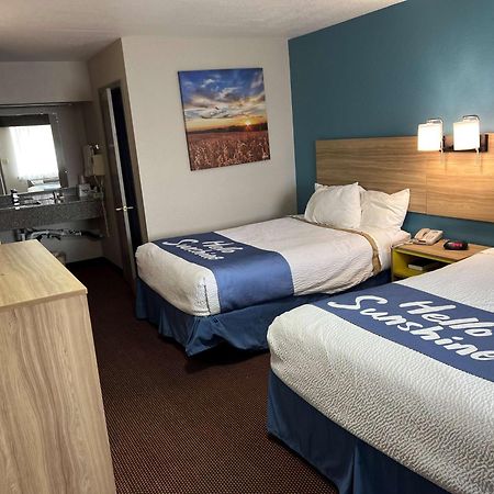 Days Inn By Wyndham Pratt Exterior foto